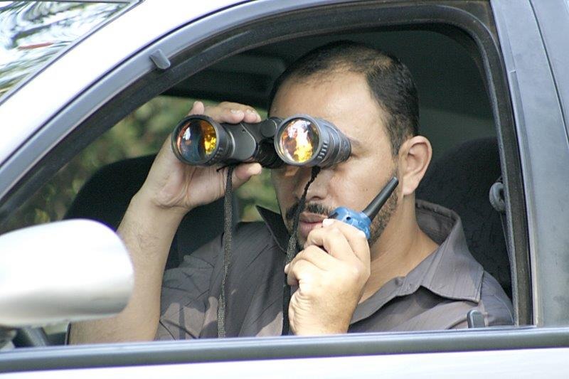 Investigador em campo com binóculos